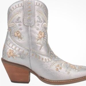Dingo primrose silver boot 7.5 new in box
